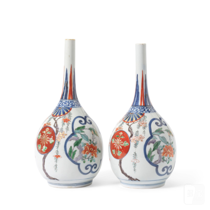 江戶時代 十七世紀晚期/十八世紀早期 伊萬里長頸瓶一對 | A PAIR OF IMARI BOTTLE VASES - 图4